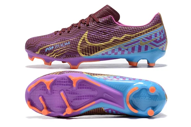 Nike Chaussures de football avec upper synthétique imprimé géométriquement en violet et bleu, Swoosh accentué en or et pour terrain ferme 9