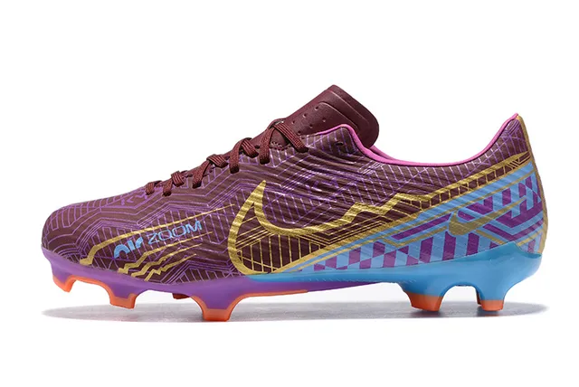 Nike Chaussures de football avec upper synthétique imprimé géométriquement en violet et bleu, Swoosh accentué en or et pour terrain ferme 10