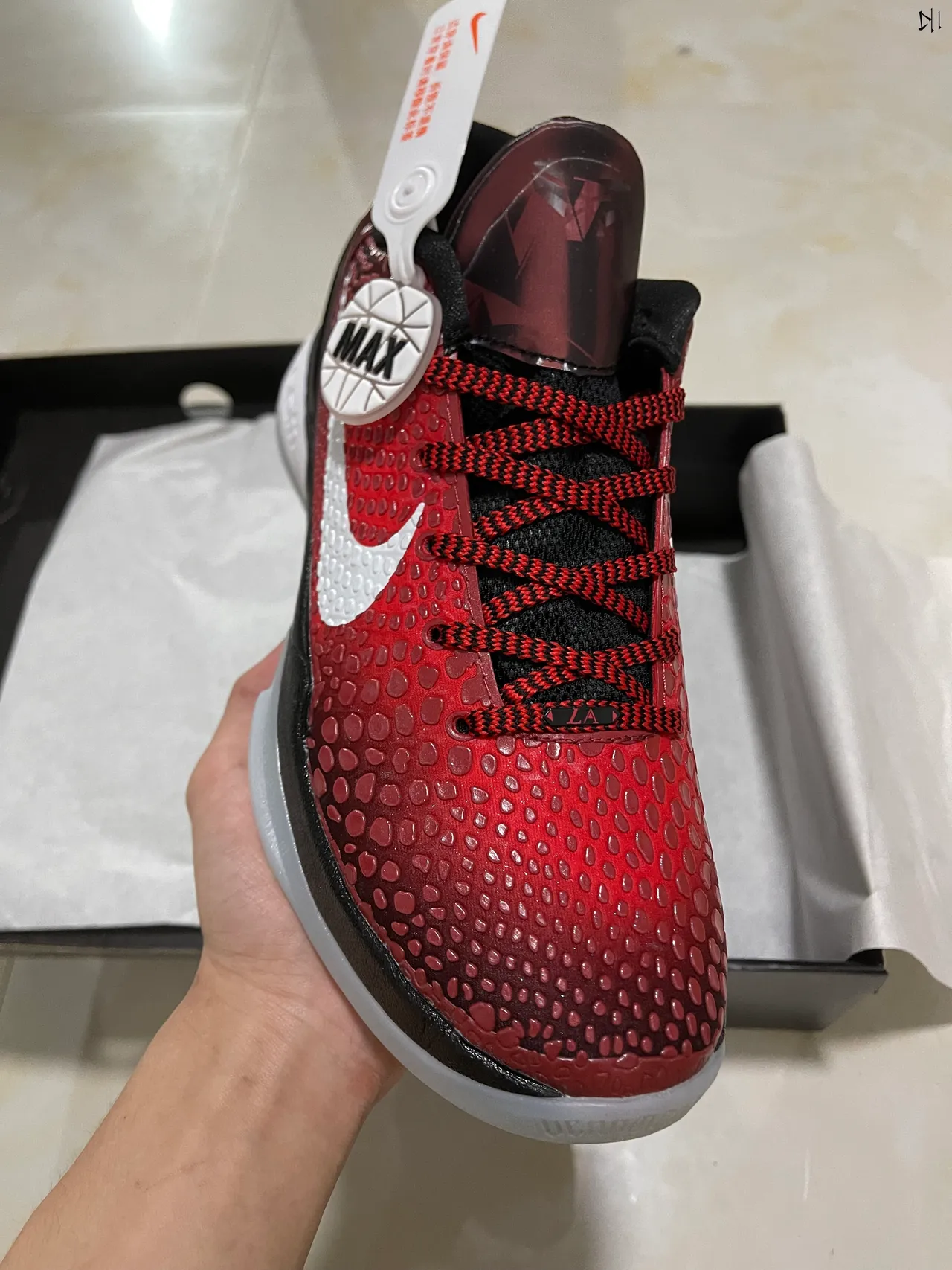 Nike Chaussures de Basketball avec tige texturisée pebbled rouge et noire avec cage à talon en plastique 2