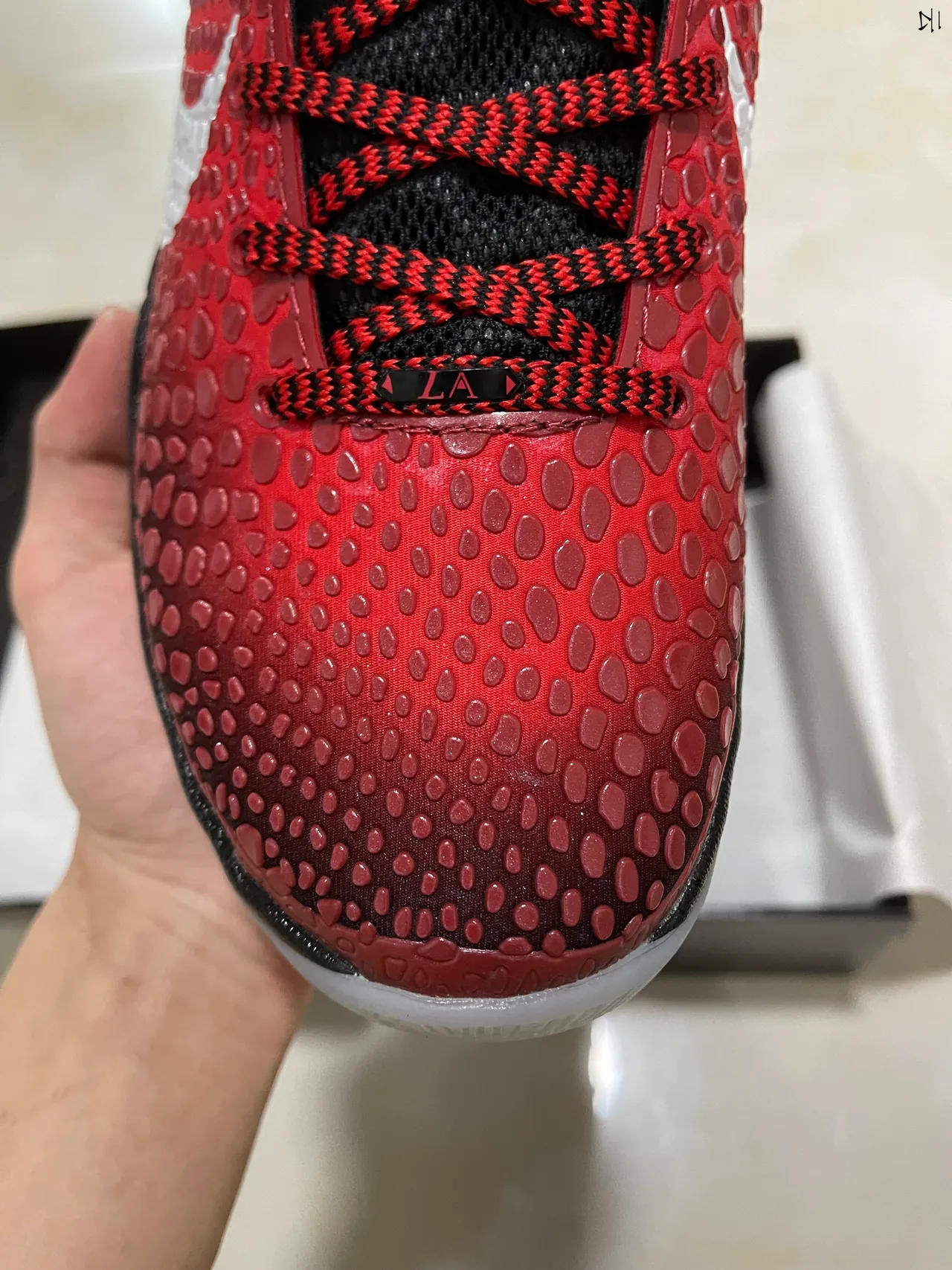 Nike Chaussures de Basketball avec tige texturisée pebbled rouge et noire avec cage à talon en plastique 3