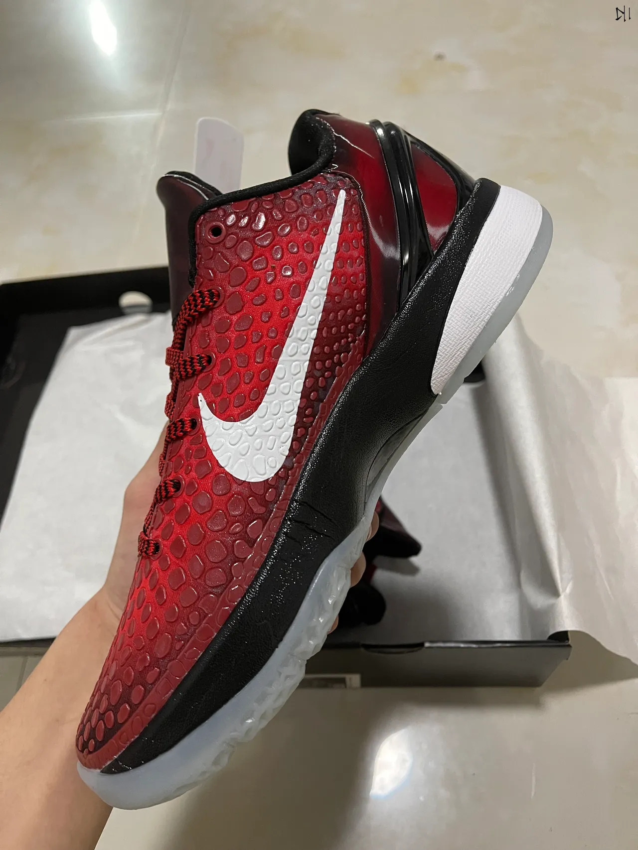 Nike Chaussures de Basketball avec tige texturisée pebbled rouge et noire avec cage à talon en plastique 4