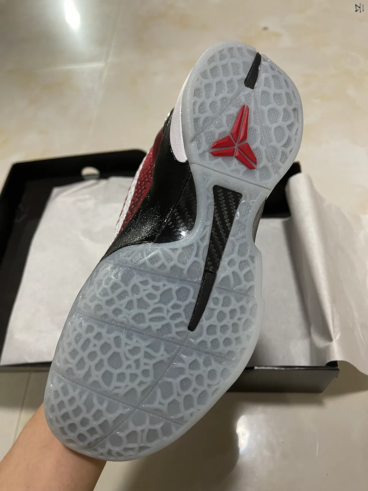 Nike Chaussures de Basketball avec tige texturisée pebbled rouge et noire avec cage à talon en plastique 5
