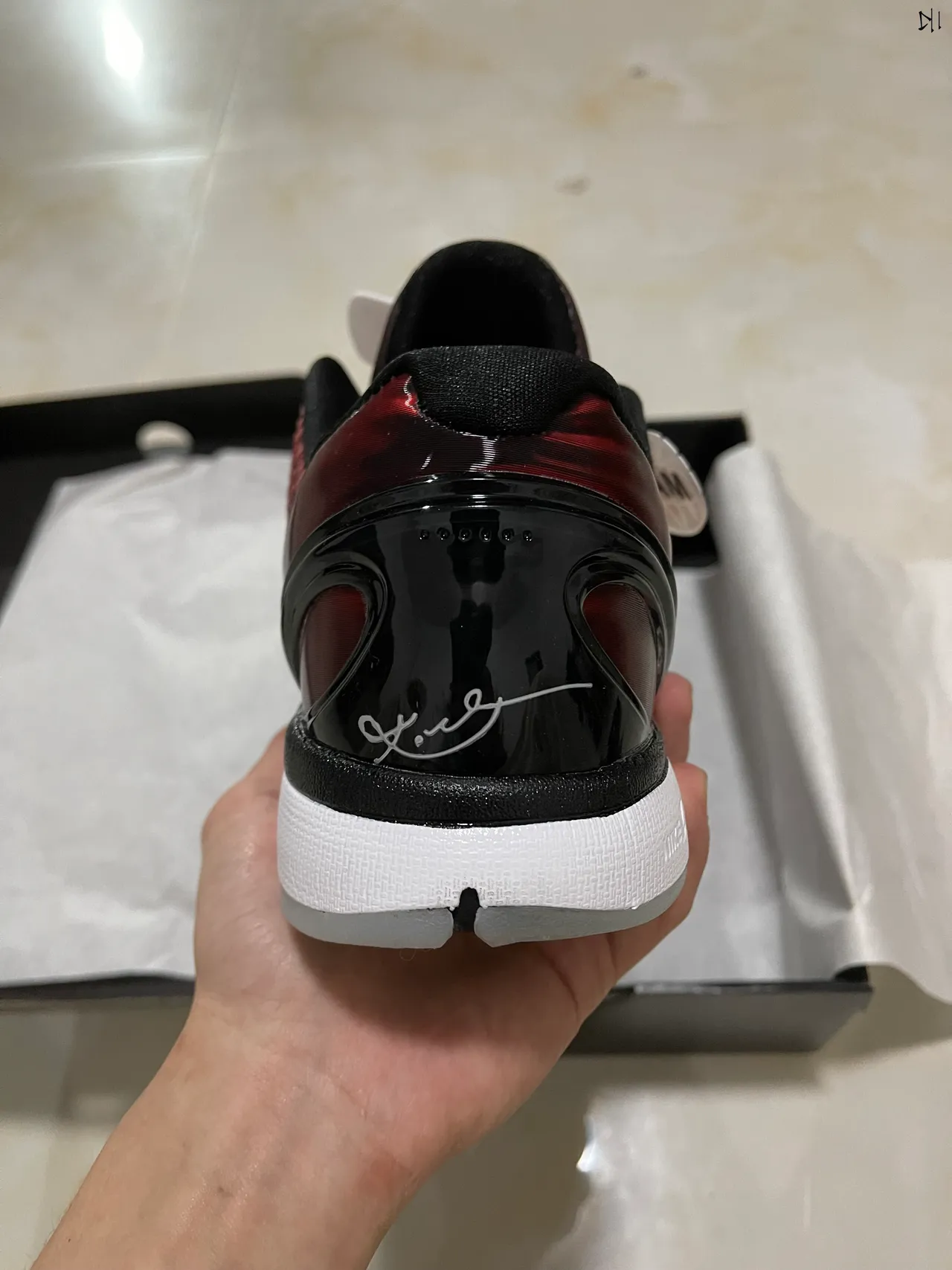 Nike Chaussures de Basketball avec tige texturisée pebbled rouge et noire avec cage à talon en plastique 6