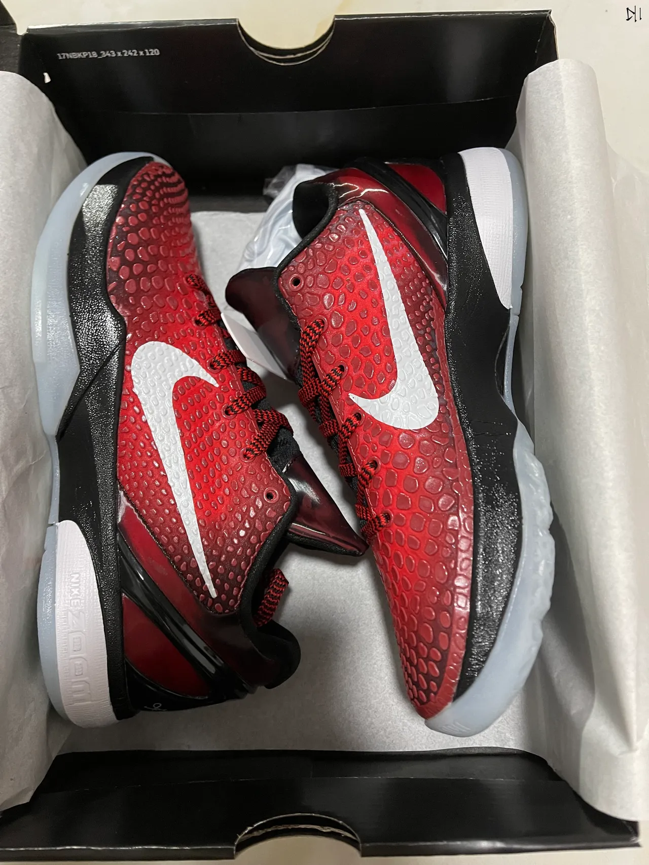 Nike Chaussures de Basketball avec tige texturisée pebbled rouge et noire avec cage à talon en plastique 7