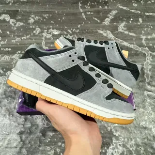 Nike SB Dunk Low 灰色和黑色麂皮滑板鞋