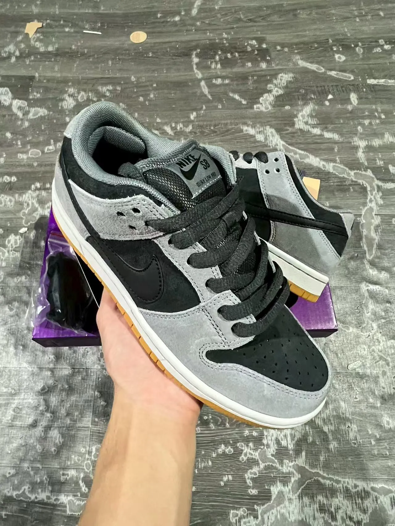 Nike SB Dunk Low Chaussures de Skateboard en Daim Gris et Noir 2