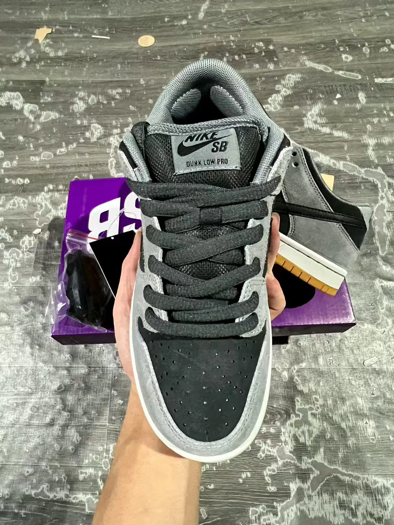 Nike SB Dunk Low Chaussures de Skateboard en Daim Gris et Noir 3