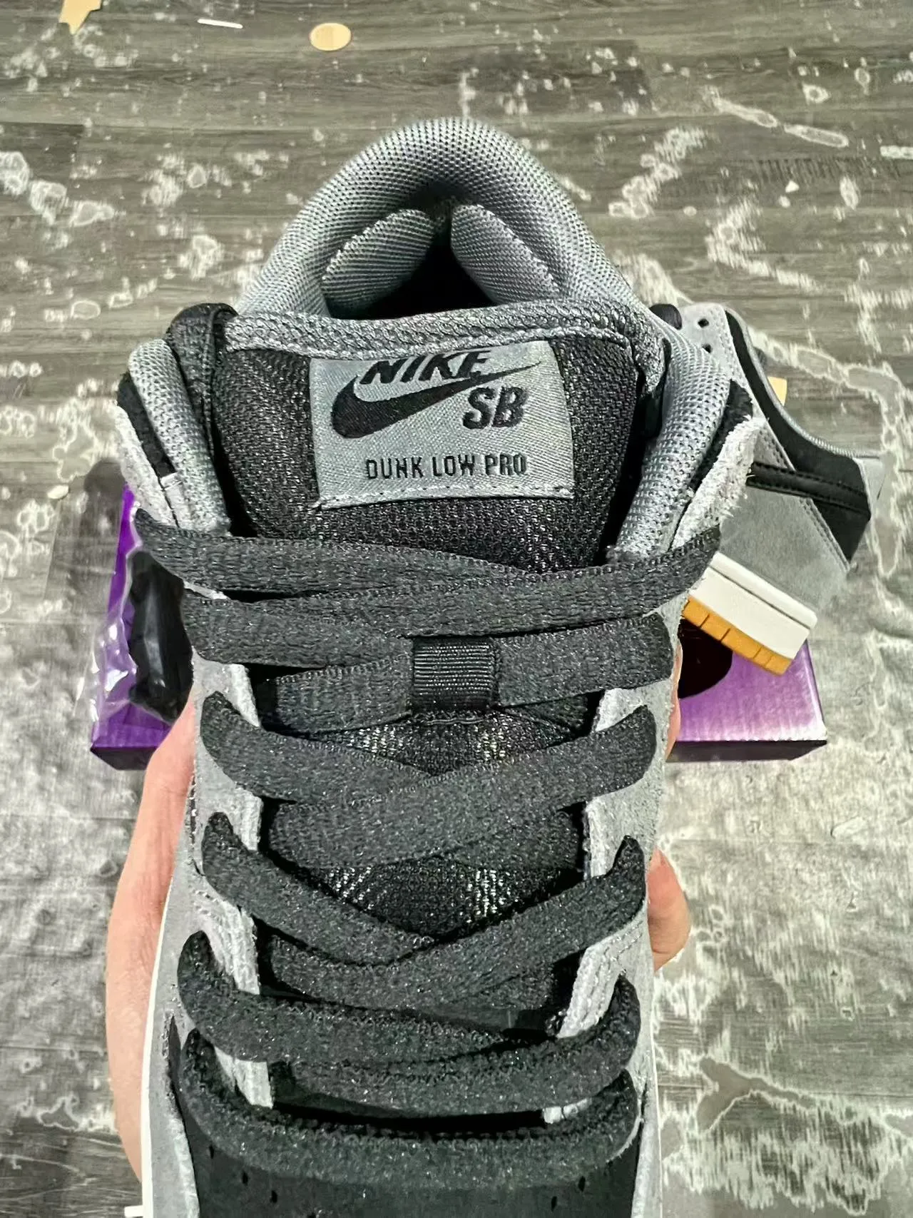 Nike SB Dunk Low Chaussures de Skateboard en Daim Gris et Noir 4