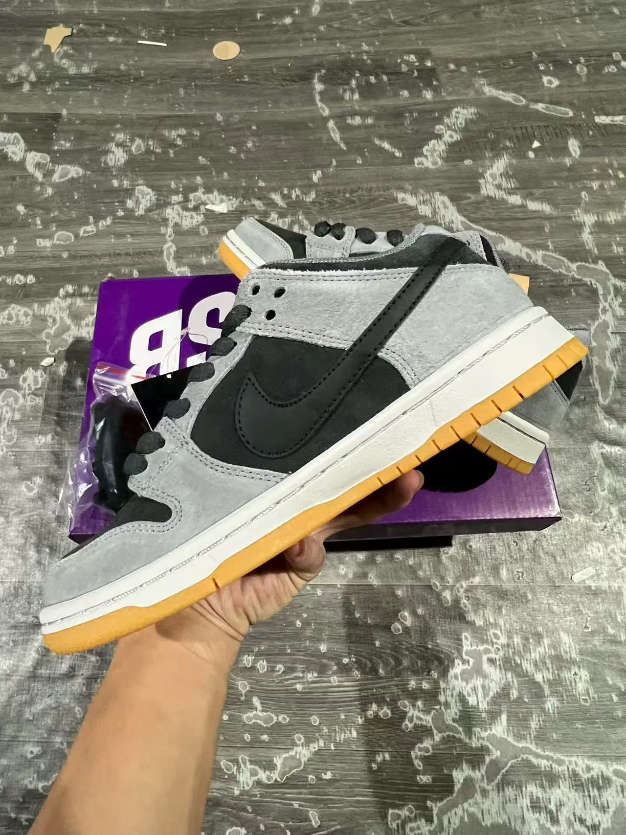 Nike SB Dunk Low Chaussures de Skateboard en Daim Gris et Noir 5