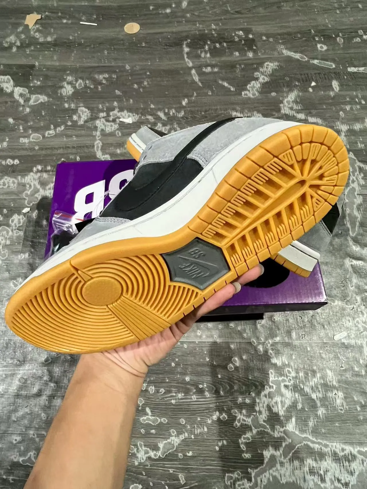 Nike SB Dunk Low Chaussures de Skateboard en Daim Gris et Noir 6