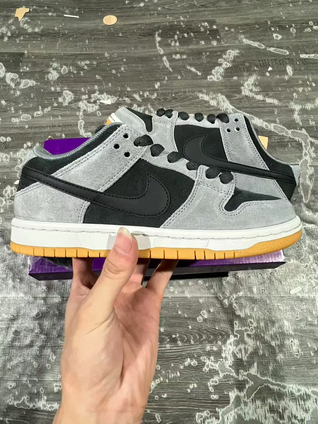 Nike SB Dunk Low Chaussures de Skateboard en Daim Gris et Noir 7