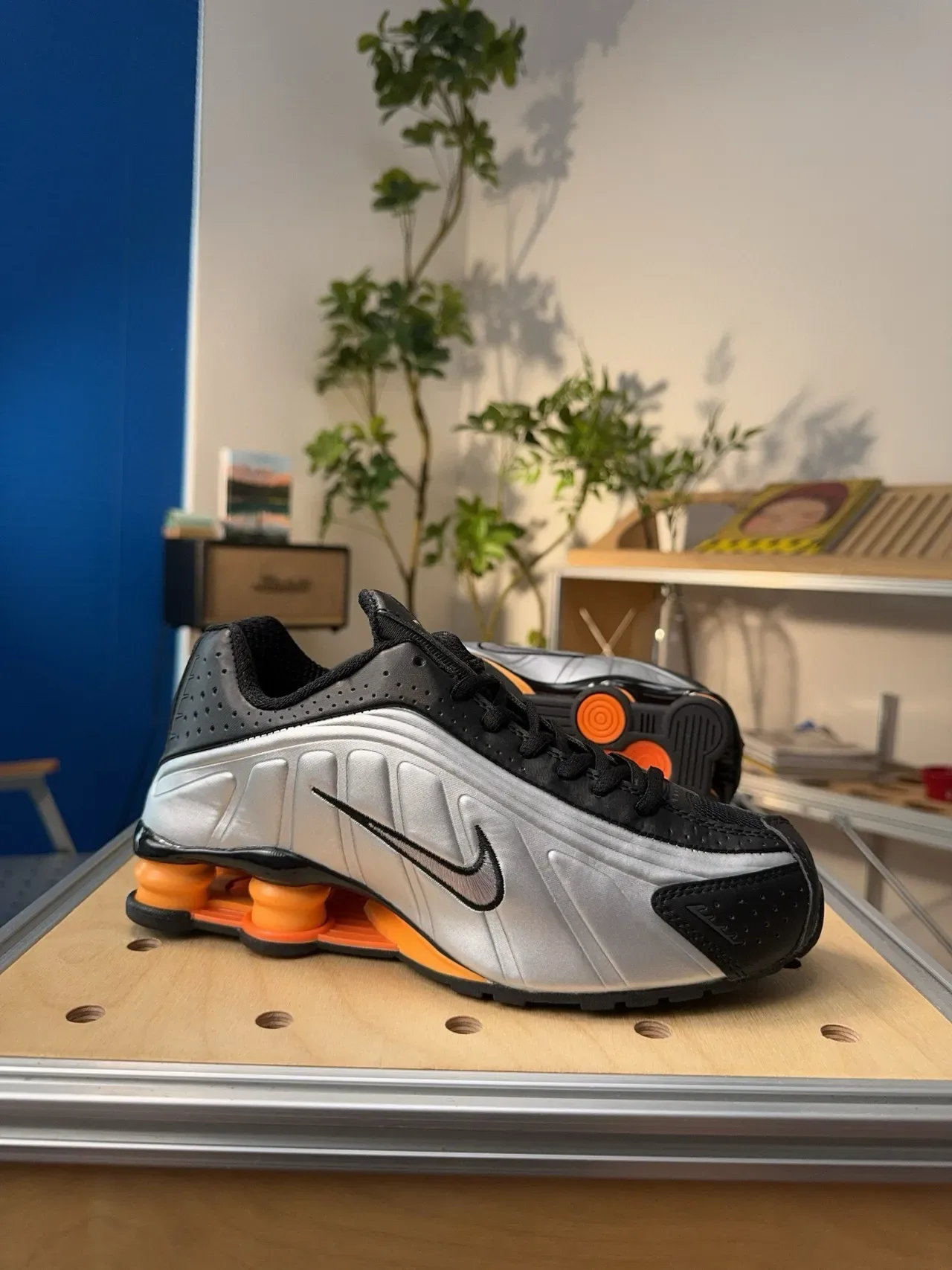 Nike فضي برتقالي لوحات جانبية مطبوخة تداخلات سوداء مثقوبة حذاء أسلوب حياة 2