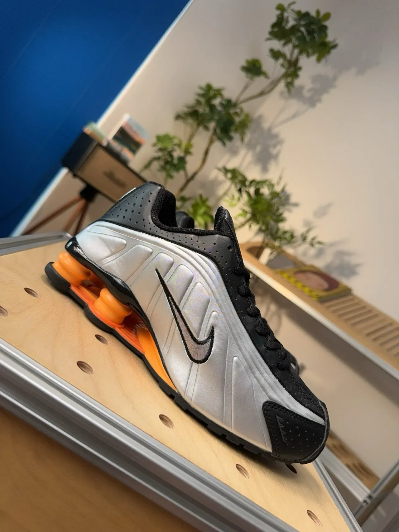 Nike فضي برتقالي لوحات جانبية مطبوخة تداخلات سوداء مثقوبة حذاء أسلوب حياة 3