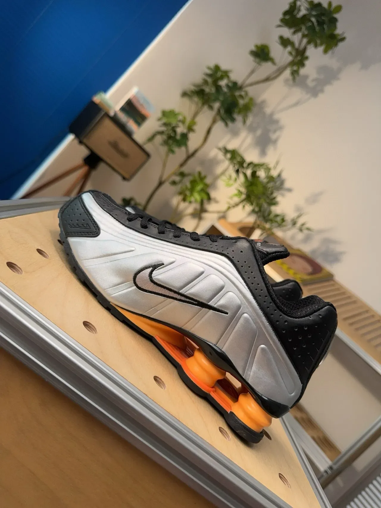 Nike فضي برتقالي لوحات جانبية مطبوخة تداخلات سوداء مثقوبة حذاء أسلوب حياة 4