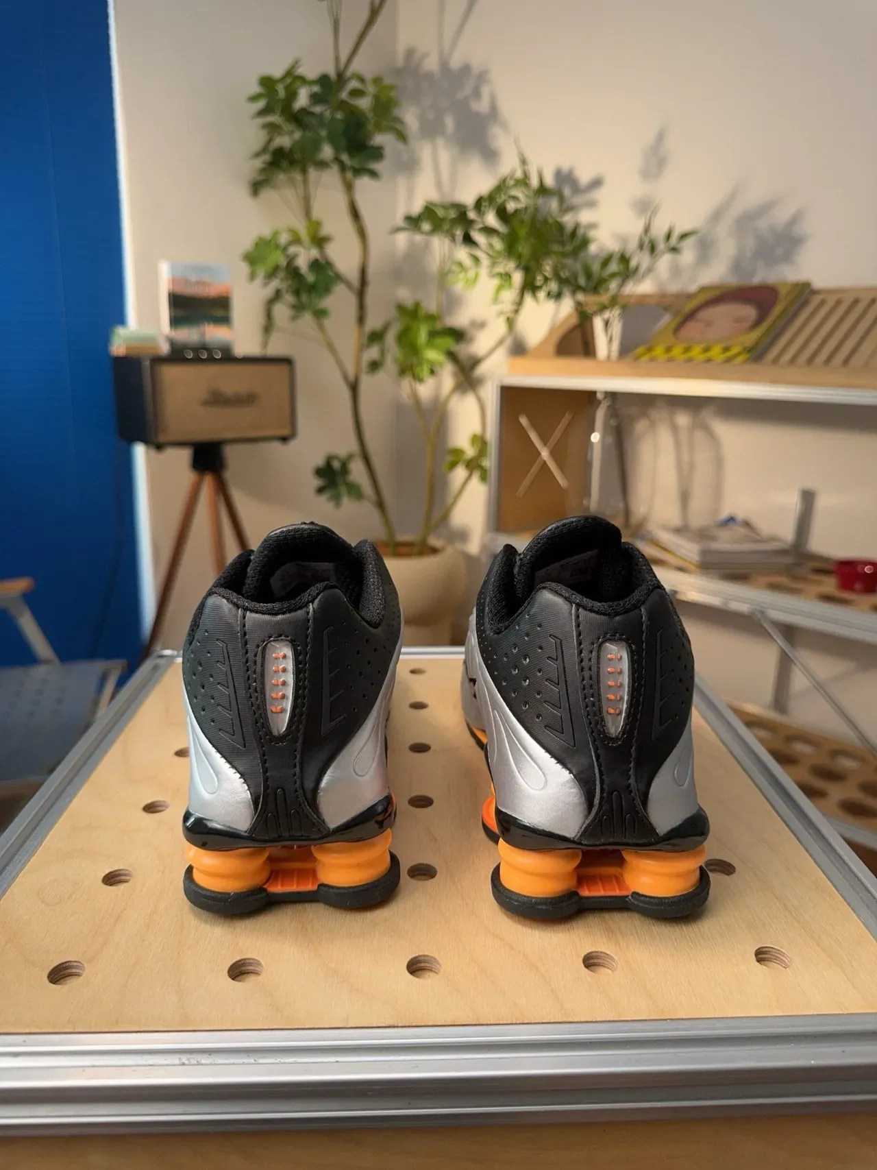 Nike فضي برتقالي لوحات جانبية مطبوخة تداخلات سوداء مثقوبة حذاء أسلوب حياة 6