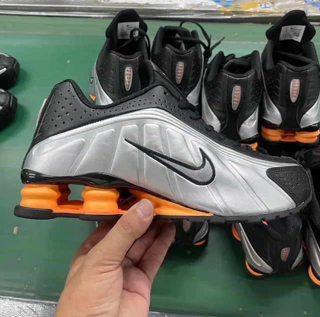 Nike فضي برتقالي لوحات جانبية مطبوخة تداخلات سوداء مثقوبة حذاء أسلوب حياة 7