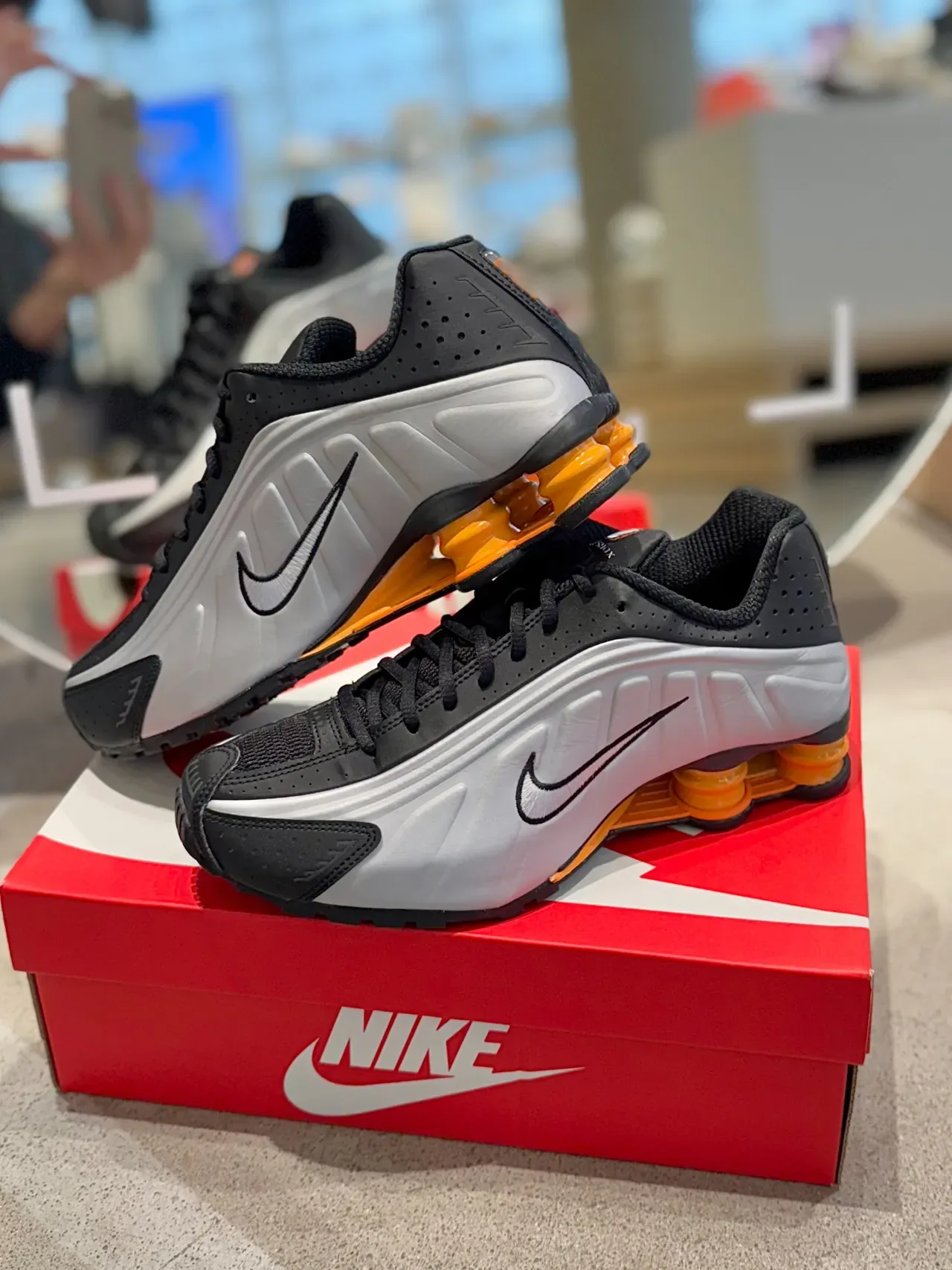 Nike فضي برتقالي لوحات جانبية مطبوخة تداخلات سوداء مثقوبة حذاء أسلوب حياة 8