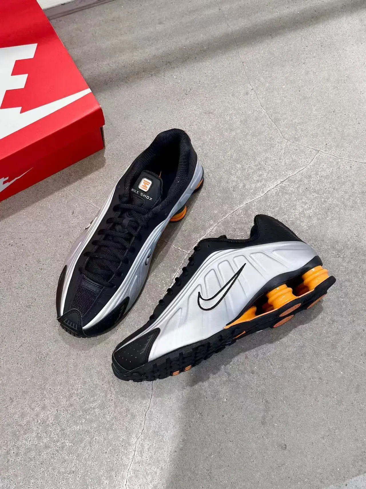 Nike فضي برتقالي لوحات جانبية مطبوخة تداخلات سوداء مثقوبة حذاء أسلوب حياة 9
