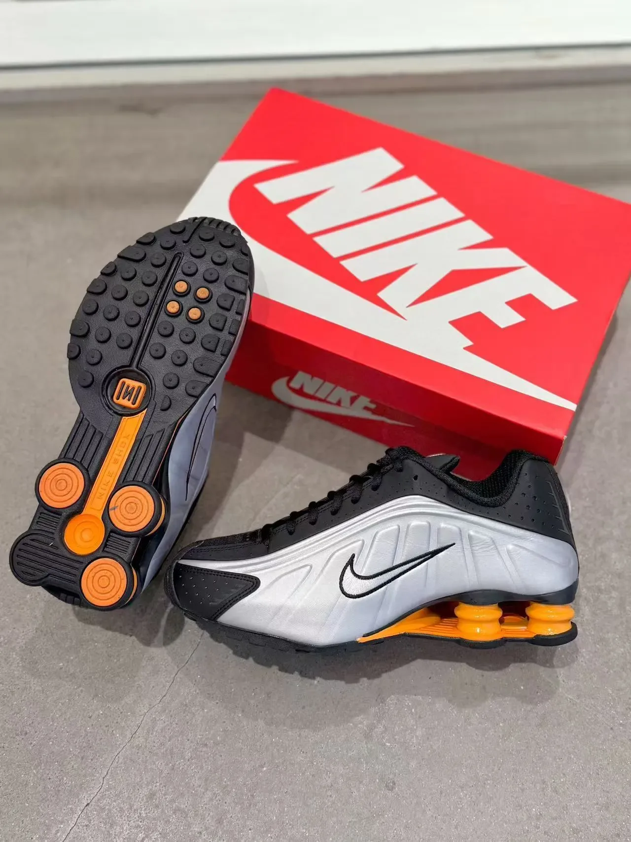 Nike فضي برتقالي لوحات جانبية مطبوخة تداخلات سوداء مثقوبة حذاء أسلوب حياة 10