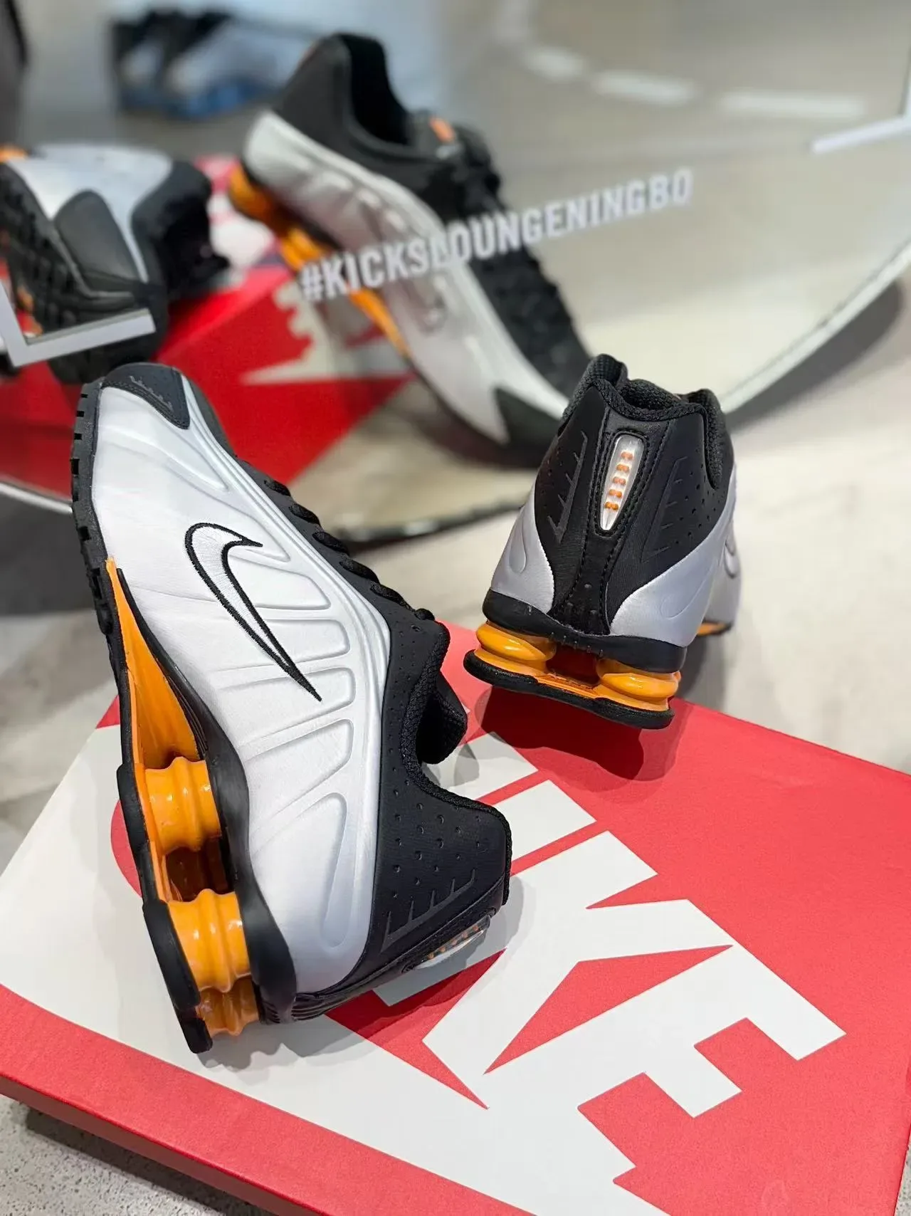 Nike فضي برتقالي لوحات جانبية مطبوخة تداخلات سوداء مثقوبة حذاء أسلوب حياة 11