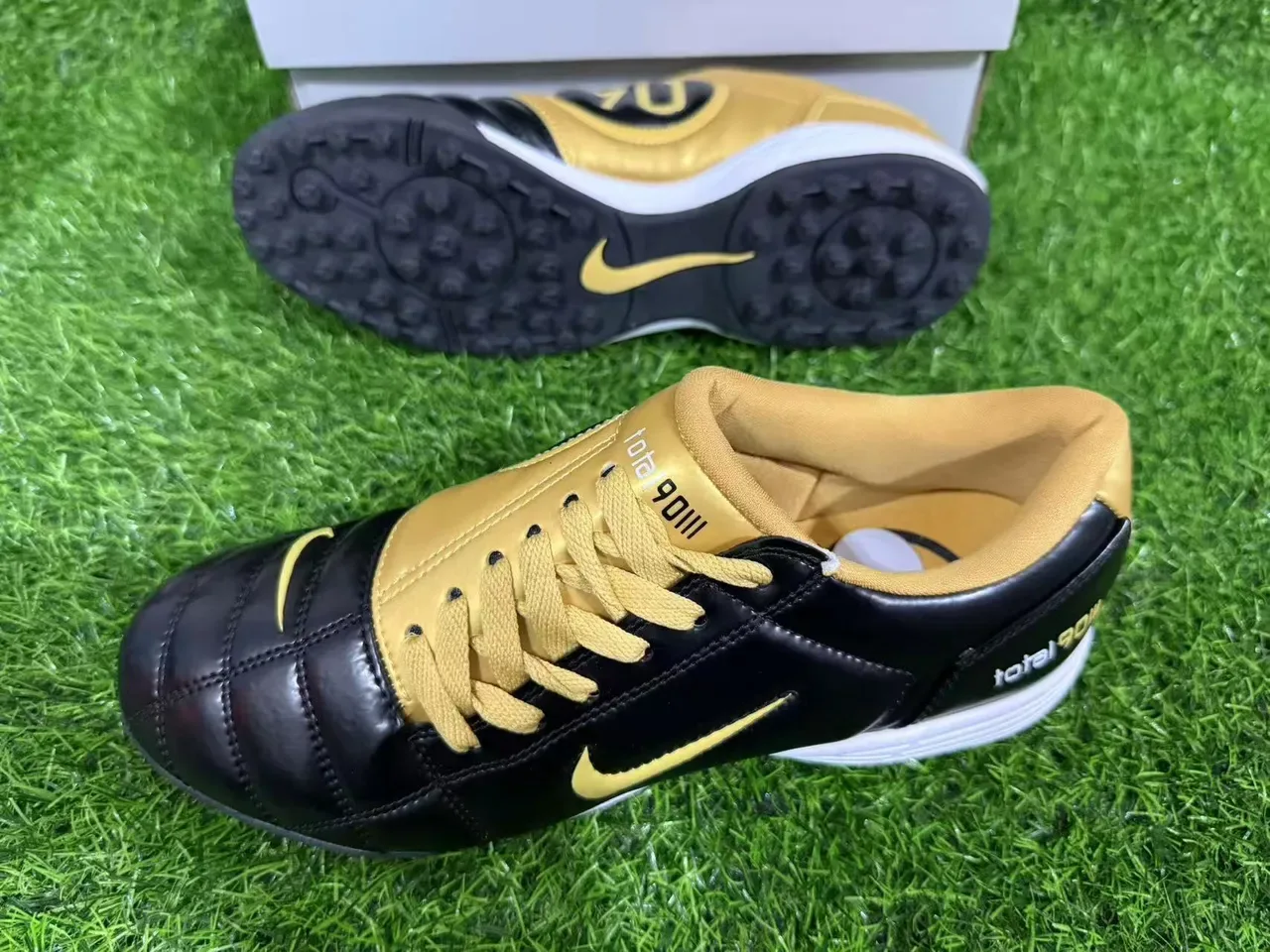 Nike Total 90 III Noir et Or Chaussures de Football Turf 2