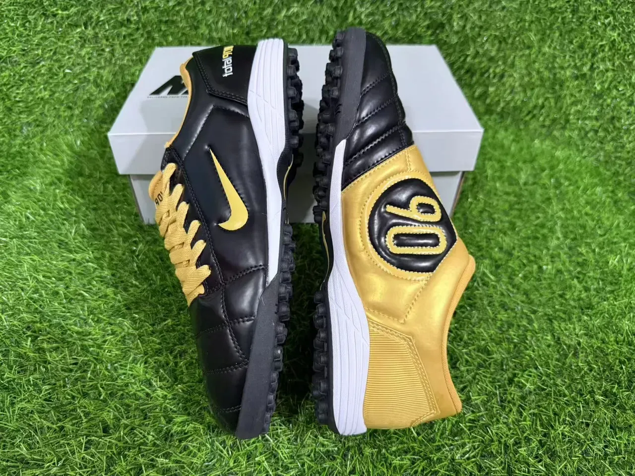 Nike Total 90 III Noir et Or Chaussures de Football Turf 3