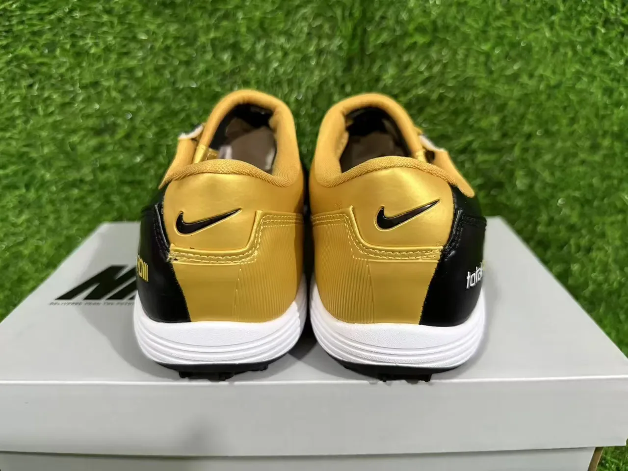 Nike Total 90 III Noir et Or Chaussures de Football Turf 4