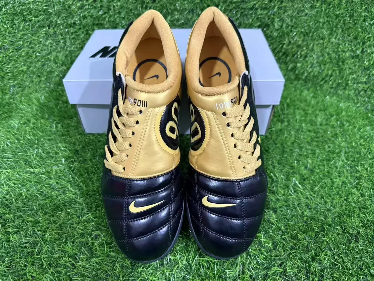 Nike Total 90 III Noir et Or Chaussures de Football Turf 5