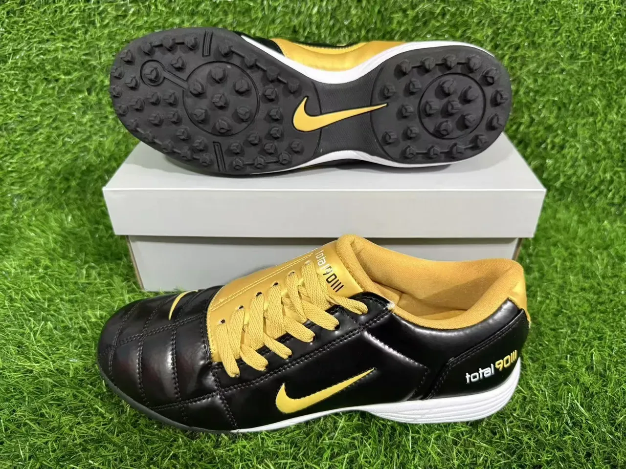 Nike Total 90 III Noir et Or Chaussures de Football Turf 6