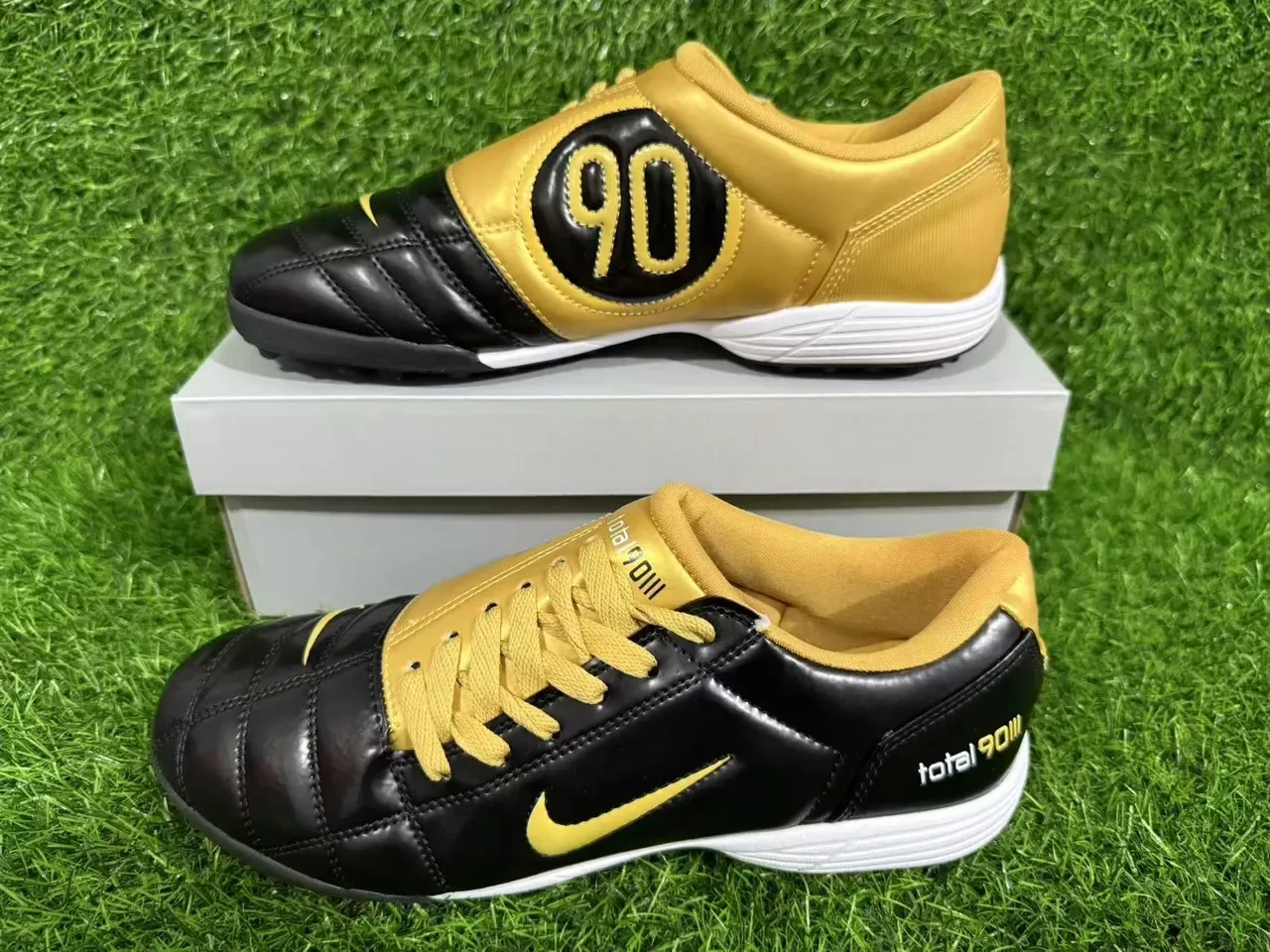 Nike Total 90 III Noir et Or Chaussures de Football Turf 7