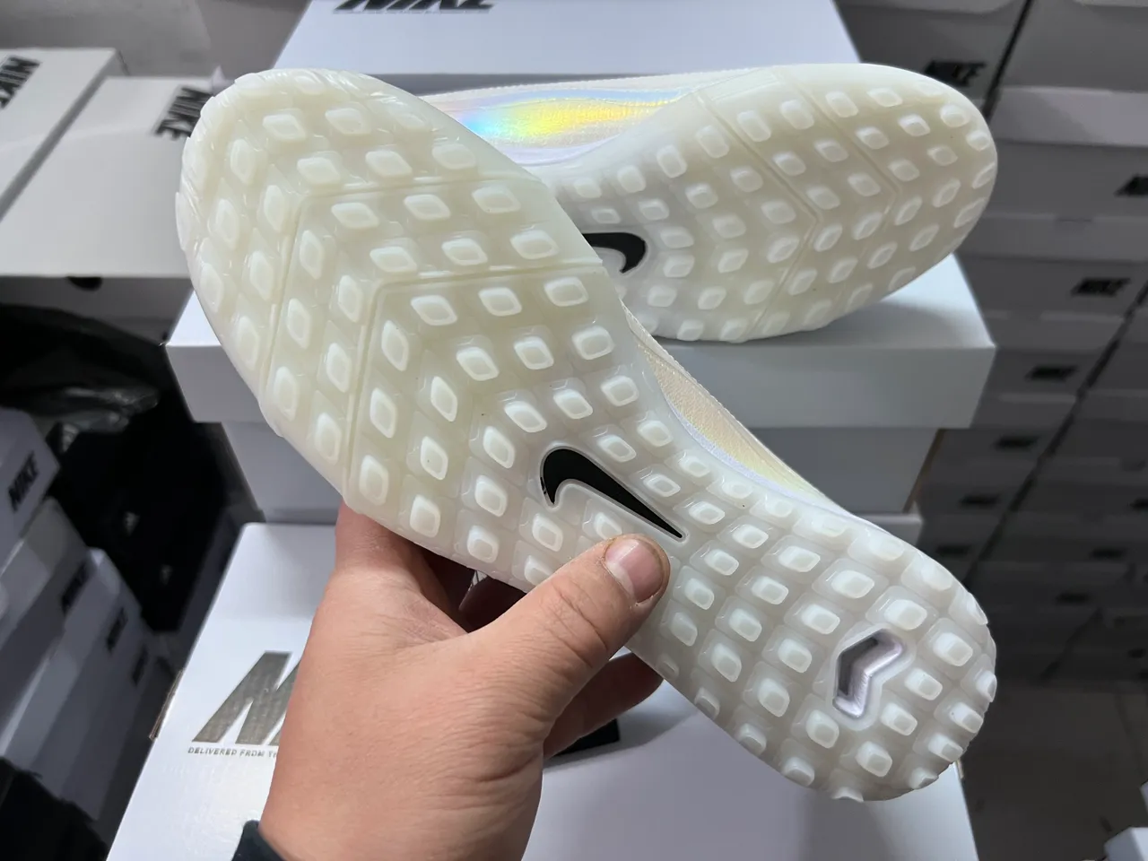 Nike chaussures de football turf blanc et noir upper de knit overlay iridescent 2