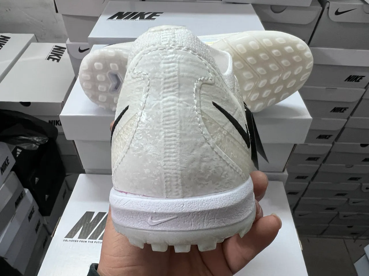 Nike chaussures de football turf blanc et noir upper de knit overlay iridescent 3