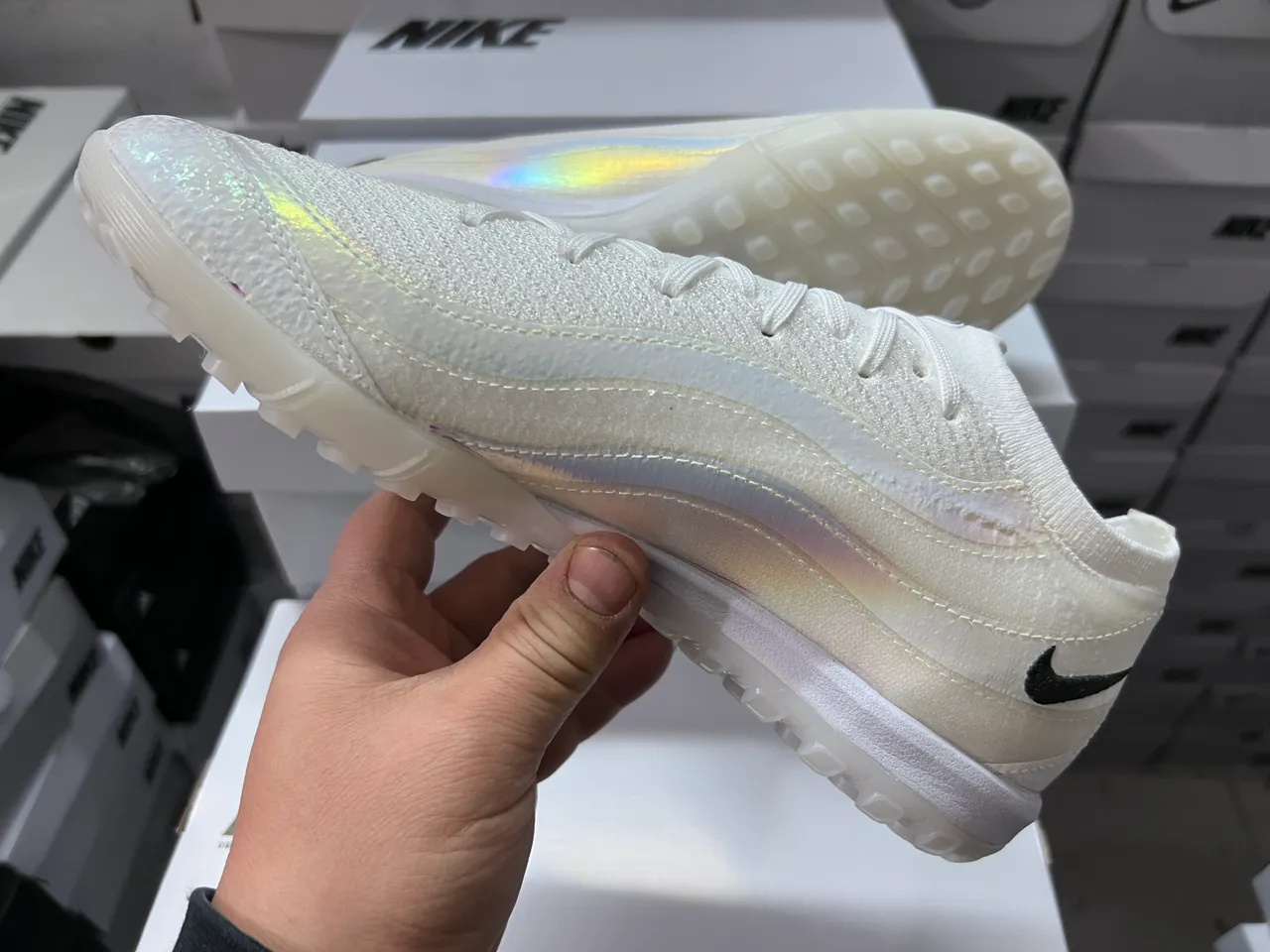 Nike chaussures de football turf blanc et noir upper de knit overlay iridescent 4