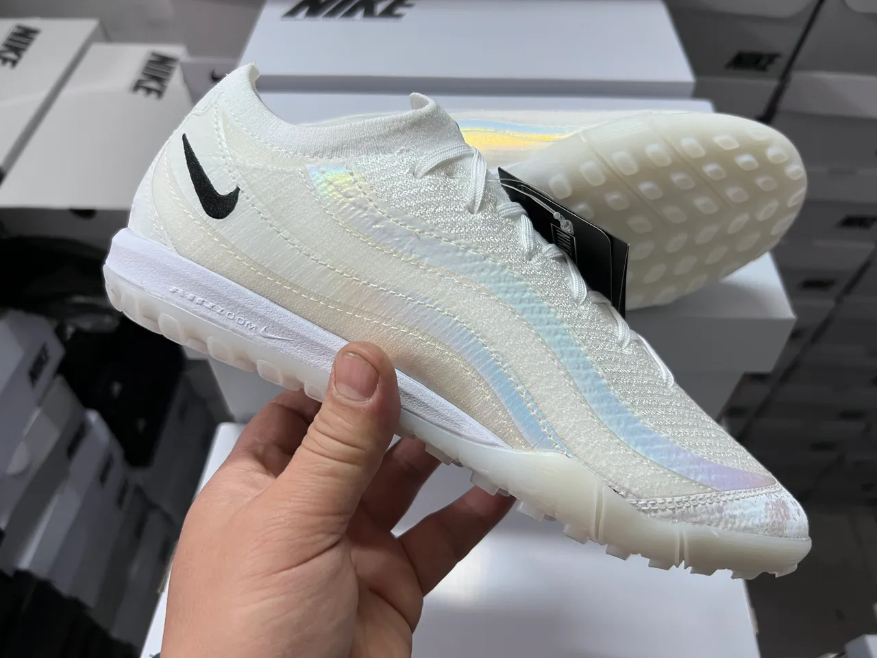 Nike chaussures de football turf blanc et noir upper de knit overlay iridescent 6
