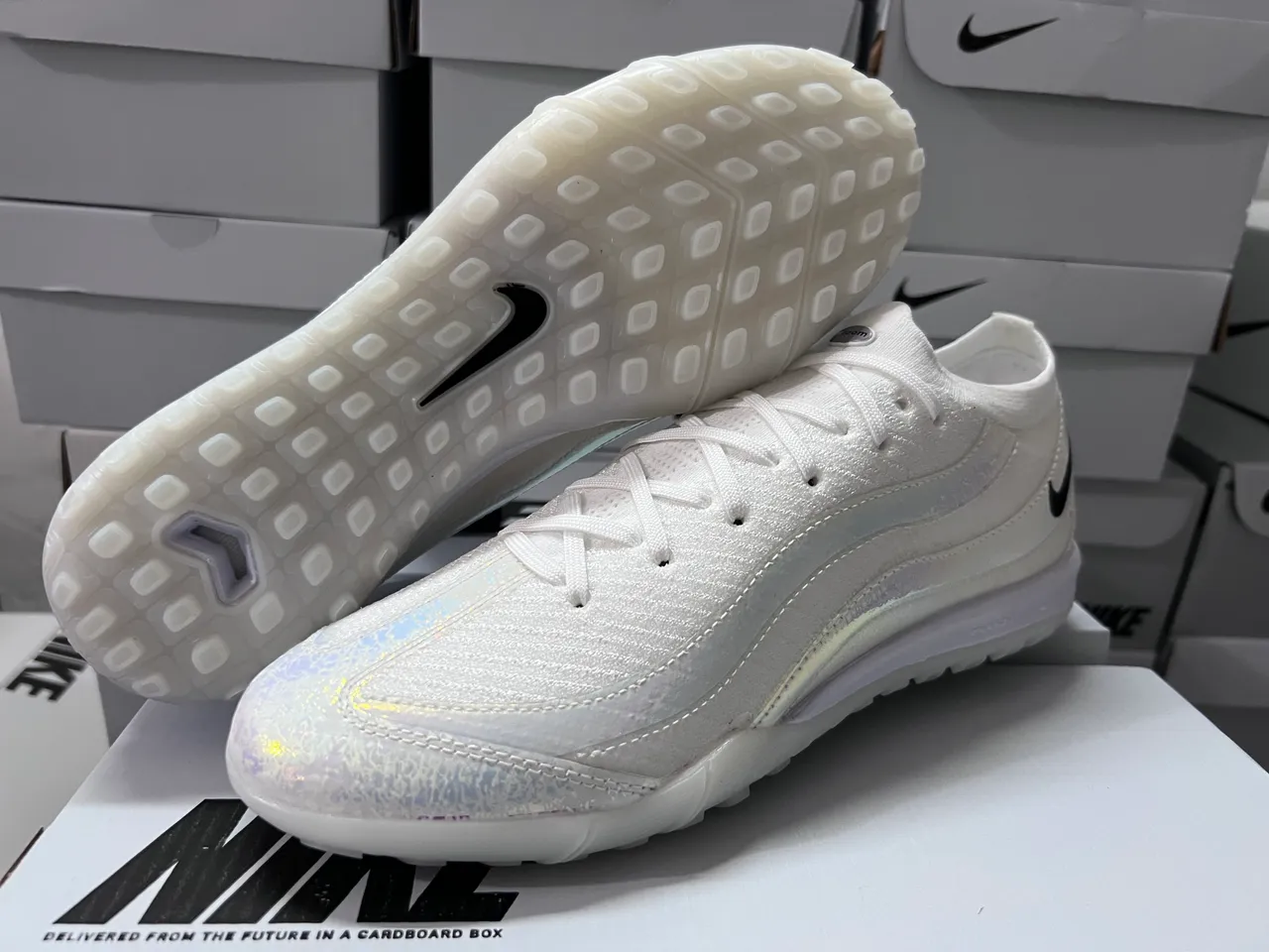 Nike chaussures de football turf blanc et noir upper de knit overlay iridescent 7