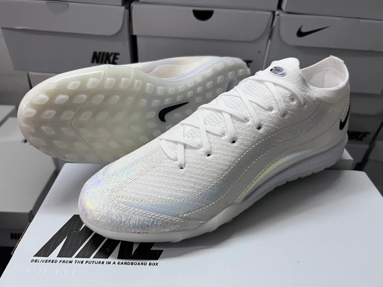 Nike chaussures de football turf blanc et noir upper de knit overlay iridescent 8