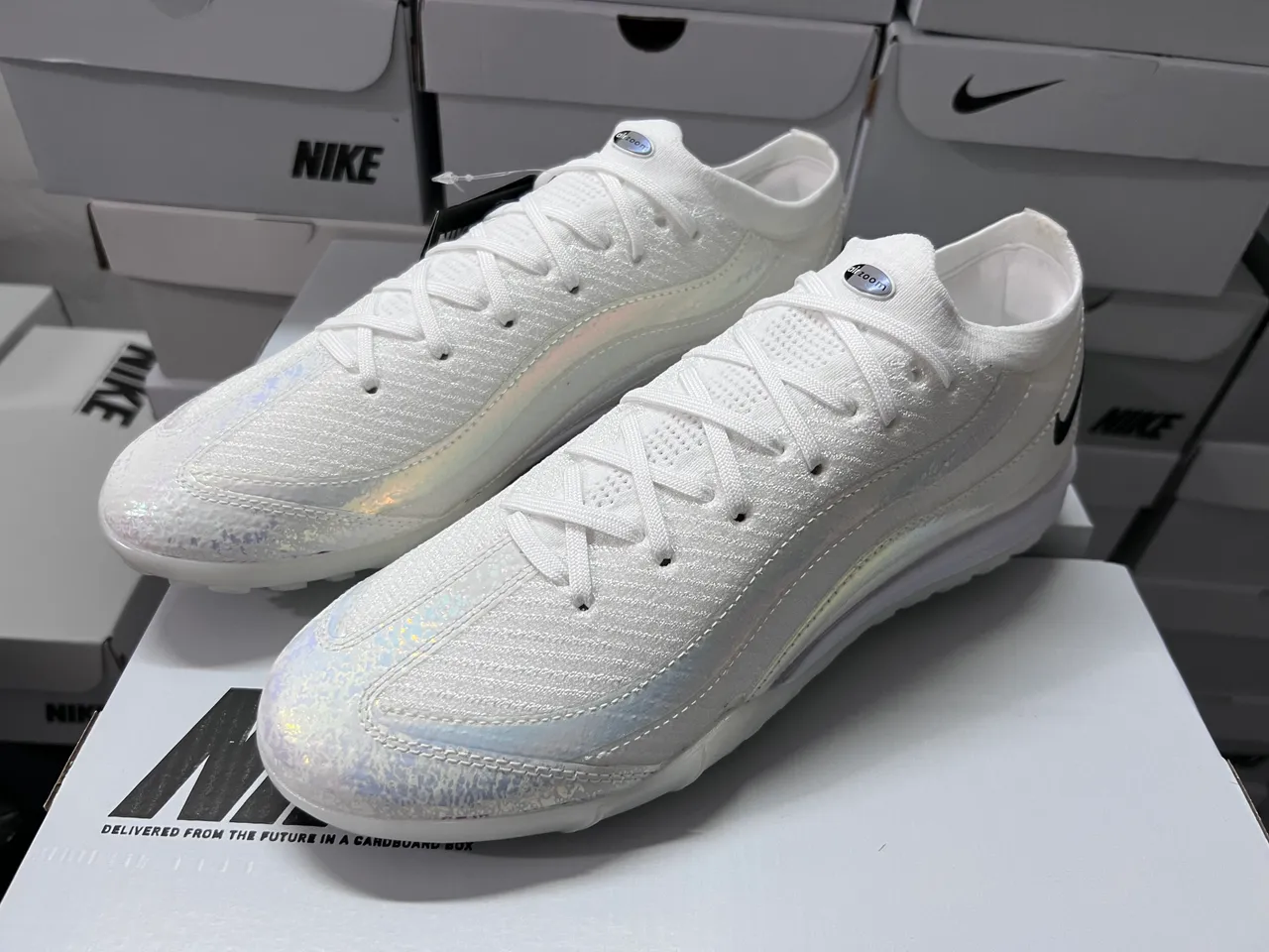 Nike chaussures de football turf blanc et noir upper de knit overlay iridescent 9