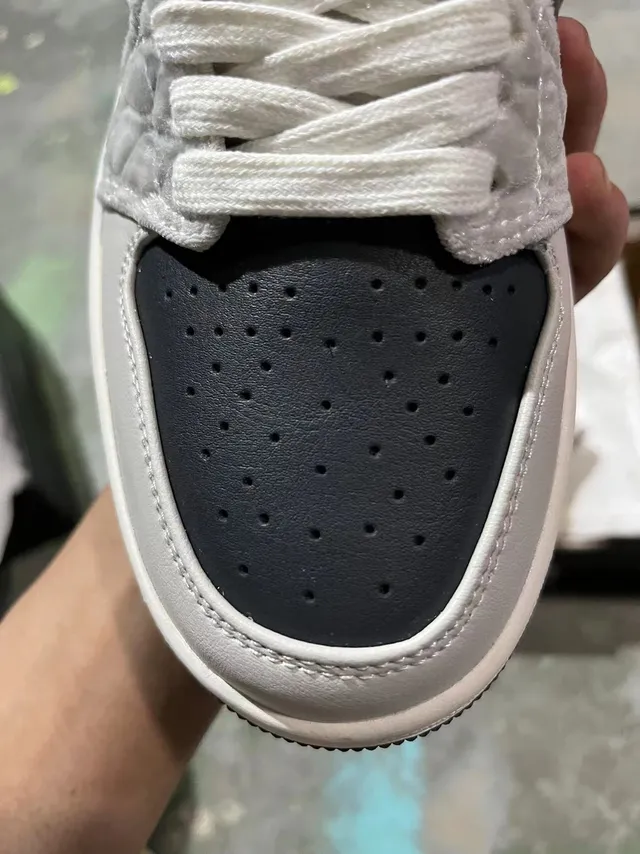 Nike White Black Quilted Satin Upper Crystal-Embellished Swoosh Lifestyle Sneakers 3