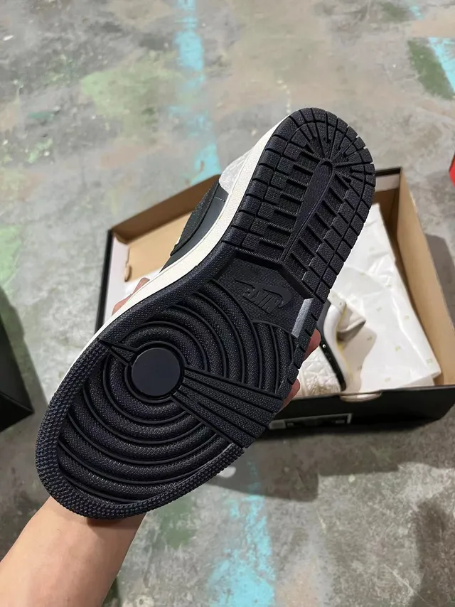 Nike White Black Quilted Satin Upper Crystal-Embellished Swoosh Lifestyle Sneakers 5