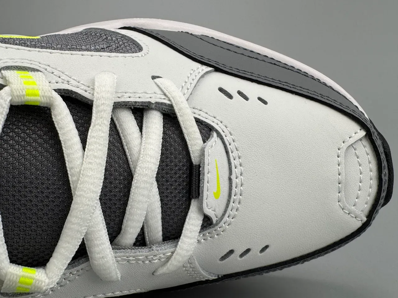 Nike أحذية lifestyle أبيض و رمادي علوة شبكية متعددة الطبقات وسينثيتيك، امتصاص الهواء مرئي طول كامل 2
