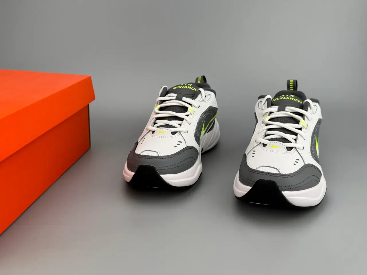 Nike أحذية lifestyle أبيض و رمادي علوة شبكية متعددة الطبقات وسينثيتيك، امتصاص الهواء مرئي طول كامل 3