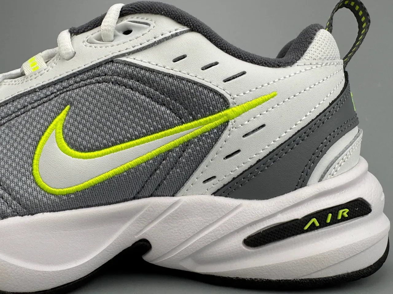Nike أحذية lifestyle أبيض و رمادي علوة شبكية متعددة الطبقات وسينثيتيك، امتصاص الهواء مرئي طول كامل 7