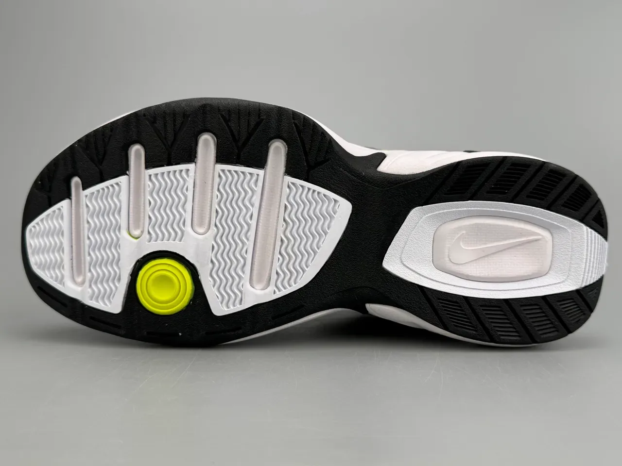 Nike أحذية lifestyle أبيض و رمادي علوة شبكية متعددة الطبقات وسينثيتيك، امتصاص الهواء مرئي طول كامل 8