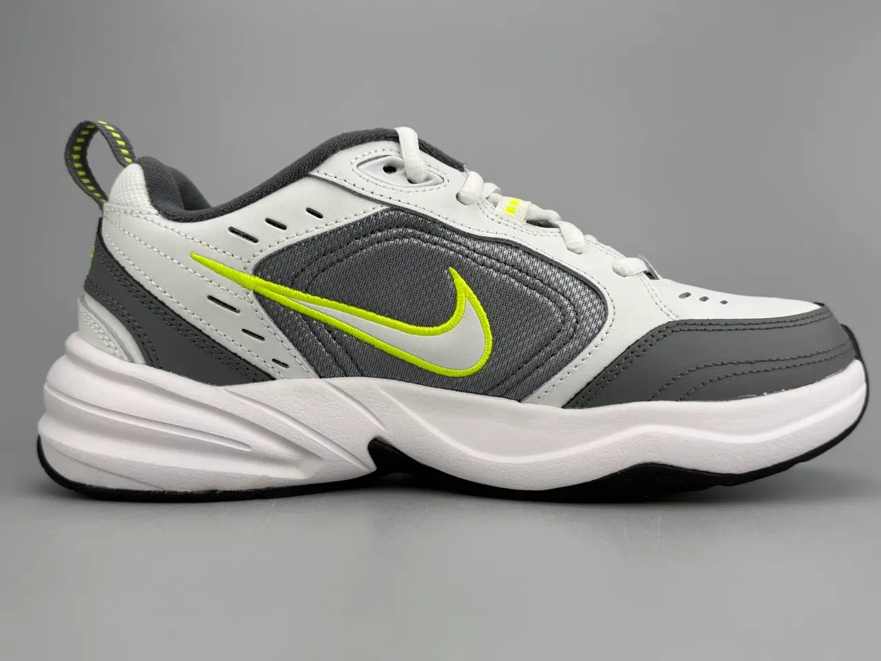 Nike أحذية lifestyle أبيض و رمادي علوة شبكية متعددة الطبقات وسينثيتيك، امتصاص الهواء مرئي طول كامل 10