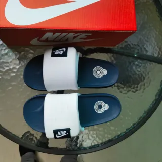 Nike सफेद नेवी एक चौड़ा रिब्ड पट्टी मोल्डेड सोल स्लिपर्स