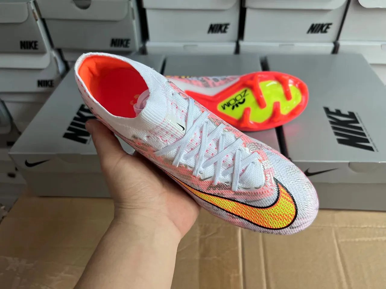 Nike chaussures de football blanches et oranges avec upper Flyknit, coupe basse, col de chaussette, terrain ferme 5