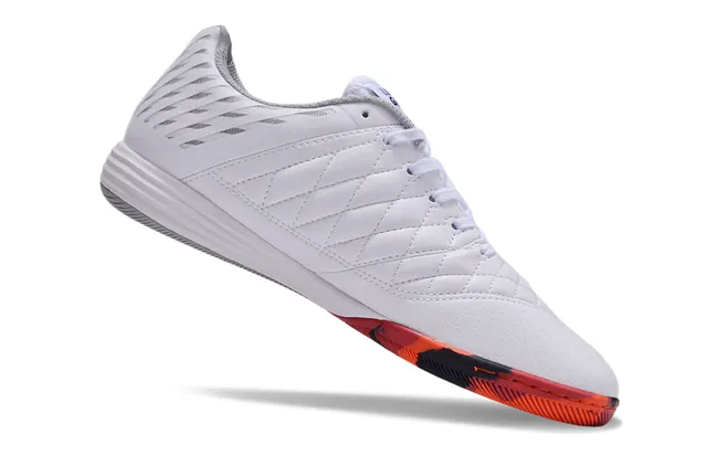 Nike Chaussures de soccer indoor blanc orange avec upper synthétique matelassé overlay de cage perforé 2