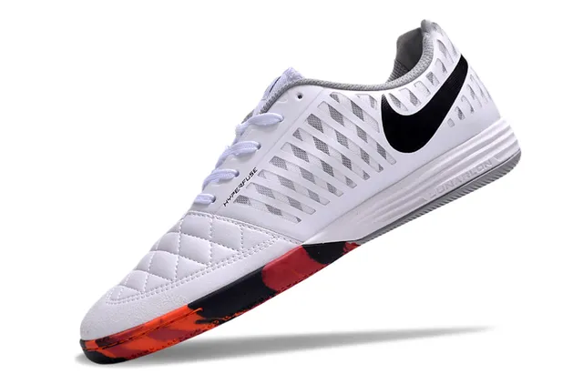 Nike Chaussures de soccer indoor blanc orange avec upper synthétique matelassé overlay de cage perforé 3