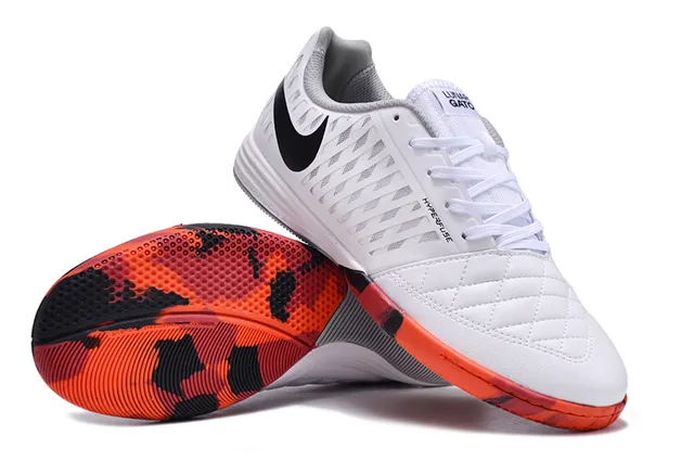 Nike Chaussures de soccer indoor blanc orange avec upper synthétique matelassé overlay de cage perforé 4