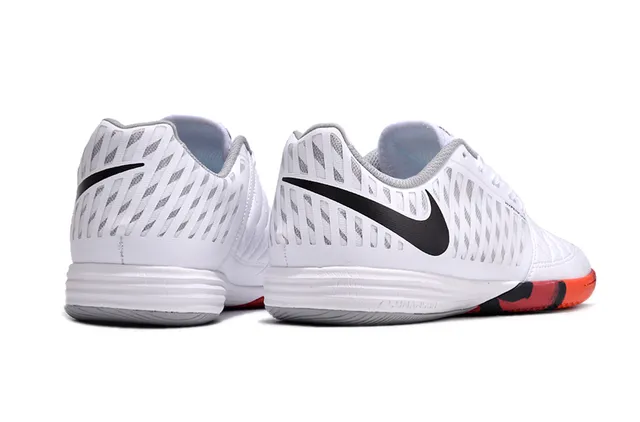 Nike Chaussures de soccer indoor blanc orange avec upper synthétique matelassé overlay de cage perforé 5